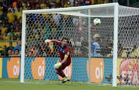 Buffon: Main Menyerang, Italia pun Kemasukan Banyak Gol