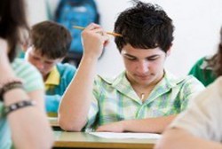 Berdandan Ala Anak SMA, Ibu Gantikan Anak Ikuti Tes Bahasa Inggris