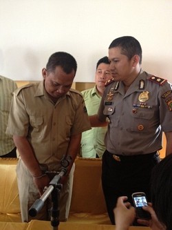 Pemalak Bangunan Tanpa IMB Sehari Satroni 3 Rumah