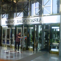 Bawa Koper dan Kardus, Penyidik KPK Masih Geledah BI