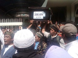 Jenazah Pelaku Bom Bunuh Diri di Mapolres Poso Dimakamkan