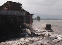 6 Rumah di Bantul Roboh dan Belasan Rusak Diterjang Gelombang Tinggi