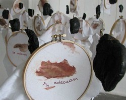 Wanita Ini Jadikan Darah Haidnya Sebagai Karya Seni