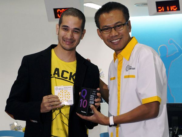 Penyerahan BlackBerry Q10 Indosat-XL Axiata