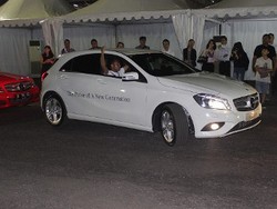 Wah, Naik Mobil Ini Parkir Paralel Tak Usah Pegang Setir!