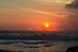 Sesosok sunset dideru ombak