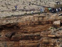 Nik Seberangi Jurang Grand Canyon Pakai Tali