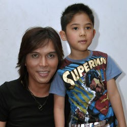 Anak Suka Queen dan The Beatles, Once Ajak Main Band