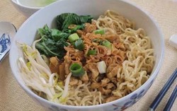 Penjual Mie Kaki Lima Ini Populer Karena Enak dan Murah