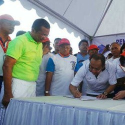 Masih Pakai Baju Olahraga, Dahlan Iskan Saksikan MoU di Pelabuhan Belawan