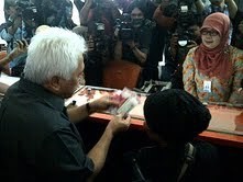 Bagi-bagi Uang Balsem, Hatta: Jangan Buat Beli Rokok Ya..
