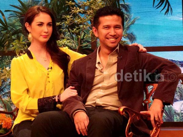 Arumi Bachsin dan Emil Dardak Makin Lengket