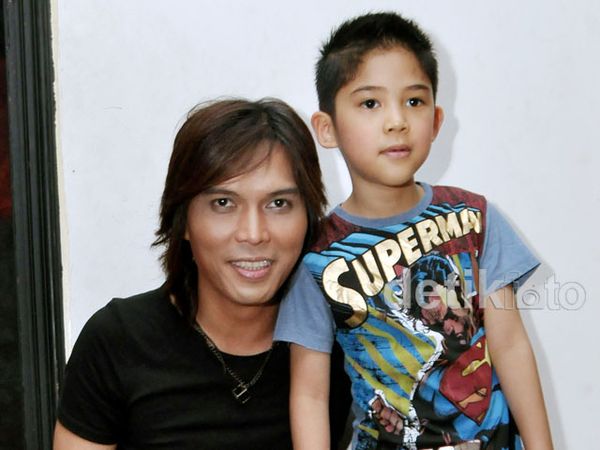 Once Eksis Bareng Anak Lewat Video Klip