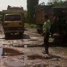 Awas! Jalur Arteri Lingkar Selatan Pasuruan Bak Kolam