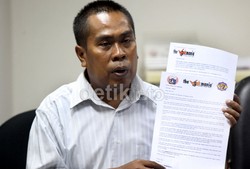 Ketua The Jakmania, Larico Ranggamone menggelar jumpa pers terkait pertandingan Persija Jakarta kontra Persita Tangerang di kantor Persija Jakarta, Selasa (25/6/2013).