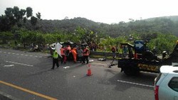 Mobil Travel Kecelakaan di KM 80 Tol Cipularang, Lalin Tersendat