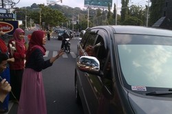 Kampanye Anti Narkoba, Mahasiswa dan BNNP Jateng Bagi-bagi Mawar Putih