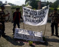 Bawa Keranda Mayat, Massa Demo Dukung Kopassus