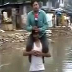 Laporkan Berita Banjir Sambil Digendong Warga, Reporter India Dikecam