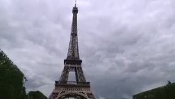 Menara Eiffel Ditutup, Turis Gigit Jari