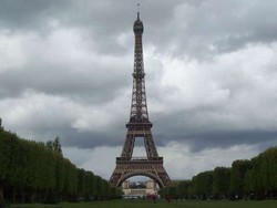 Menara Eiffel Ditutup Gara-gara Pegawai Mogok Kerja