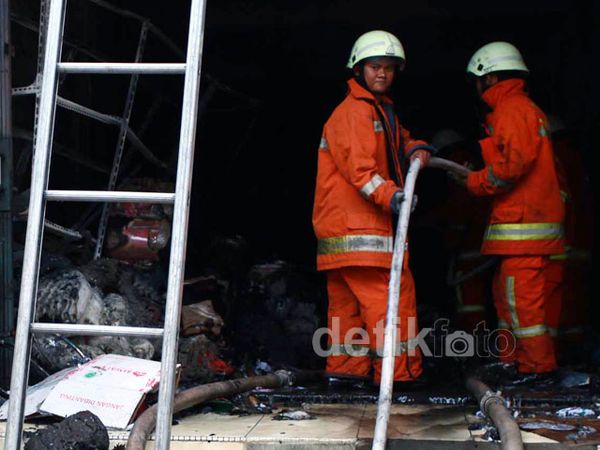 Toko Plastik Terbakar, 4 Orang Tewas