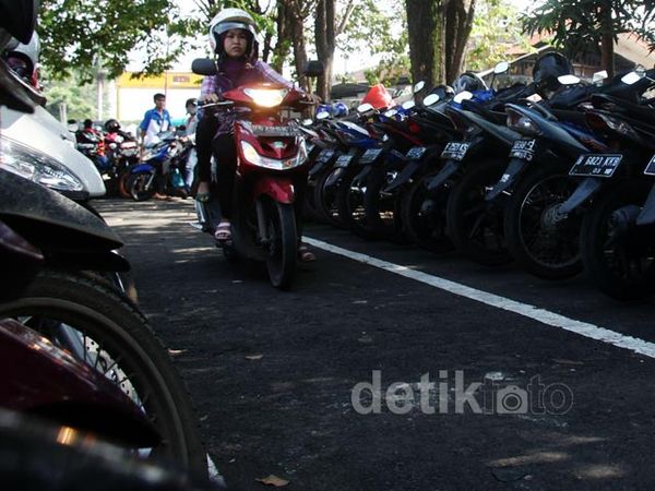 Parkir Luas Penumpang KRL di Stasiun Bekasi