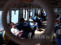Asyik! Tiket Commuter Line Turun Harga