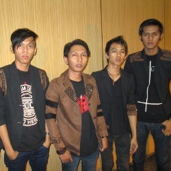 Pelangi Band Pede Tampilkan Musik Etnik