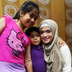 Liburan Sekolah, Yulia Rachman Ajak Anak Kerja