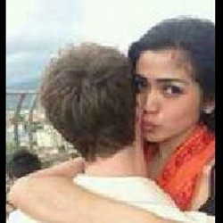 Mesranya, Jessica Iskandar Peluk Pria Bule