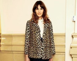 Alexa Chung Dihantui Masa Lalu, Terpaksa Telanjang Demi Jadi Model