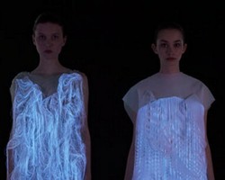 Aneh Tapi Nyata, 2 Gaun Ini Dapat Merespon Tatapan Mata 