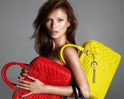 Kate Moss Tutupi Tubuh Tanpa Busana dengan 3 Tas Terbaru Versace