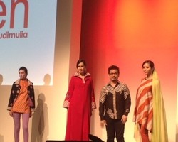 Widhi Budimulia Sulap Kain Batik Jadi Busana Muslim Modern