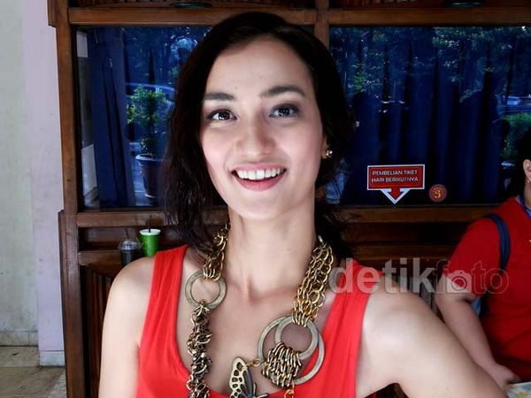 Red Hot Atiqah Hasiholan