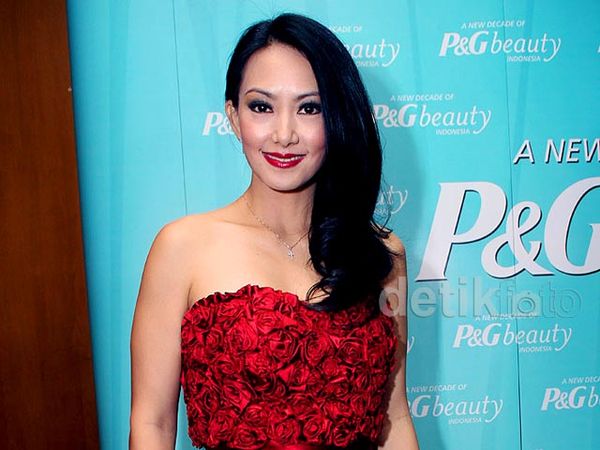 Pesona Susan Bachtiar Bergaun Merah