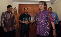 Menpora Roy Suryo mengundang Manajer Persib Bandung Umuh Muchtar beserta jajaran pengurus lainnya.