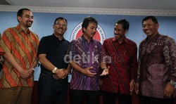 Akibat dari pelemparan itu, bus Persib hancur.