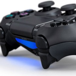 Saat Kontroler PS4 dan Xbox One Berhadapan