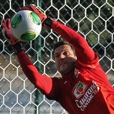 Julio Cesar Waspadai Lini Depan La Celeste