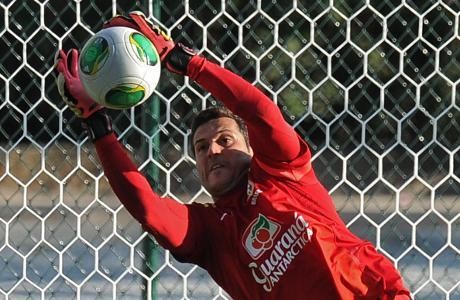 Julio Cesar Waspadai Lini Depan La Celeste