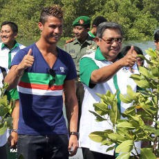 Antusiasnya Ronaldo Tanam Mangrove di Bali