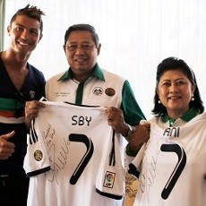 SBY Dapat Jersey dari CR7