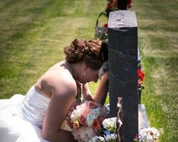 Foto Pakai Gaun Pengantin dan Nangis di Kuburan, Wanita Ini Dibully