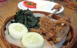 Lombok Idjo: Sedep Enak Ajam Goreng Plus Es Timoen Djeruk Nipis