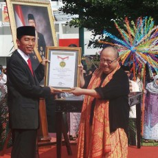 Jokowi Santai Diberi Penghargaan MURI