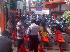 Di Kantor Pos Matraman, Penerima Balsem Bawa Motor hingga Antre 2 Kali