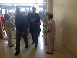 Kabut Asap, Calon Penumpang di Bandara Pekanbaru Diberi Masker