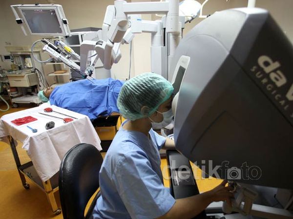 Operasi Menggunakan Teknologi Robot